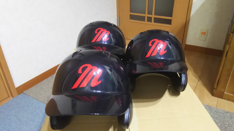 野球のヘルメットにチームのマークをカッティングシートで入れる